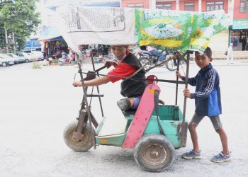 बुवालाई रिक्सामा राखेर धकेल्दै छोरा समर