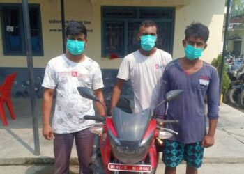 चोरीको मोटरसाइकल सहित ३ जना पक्राउ