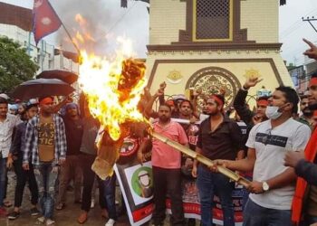 बंगलादेश विरुद्ध वीरगन्जमा हिन्दु युवाको प्रर्दशन, शेख हसिनाको पुतला दहन ।