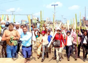 संस्थानका प्रमुखलाई हिलो दलेर बजारमा