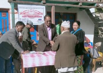 कांग्रेस नेता शाहीद्वारा बस दुर्घटनाका मृतक र घाइते परिवारलाई राहत