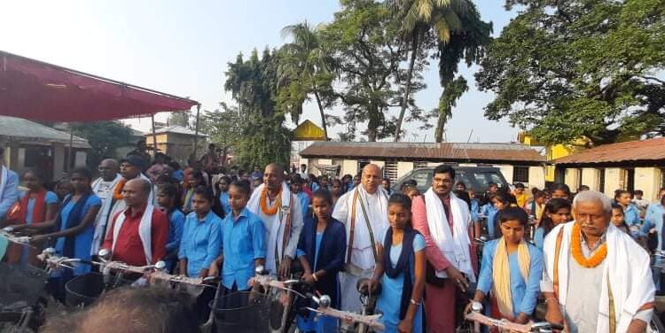 महोत्तरीको श्री सरयू मुनिलाल मा.वि. मा ७२ छात्रालाई साइकल
