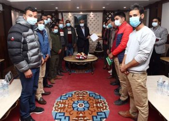 पेट्रोलियम पदार्थको मूल्य वृद्धि फिर्ता गर्न ६ विद्यार्थी संगठनले प्रधानमन्त्रीलाई ज्ञापनपत्र