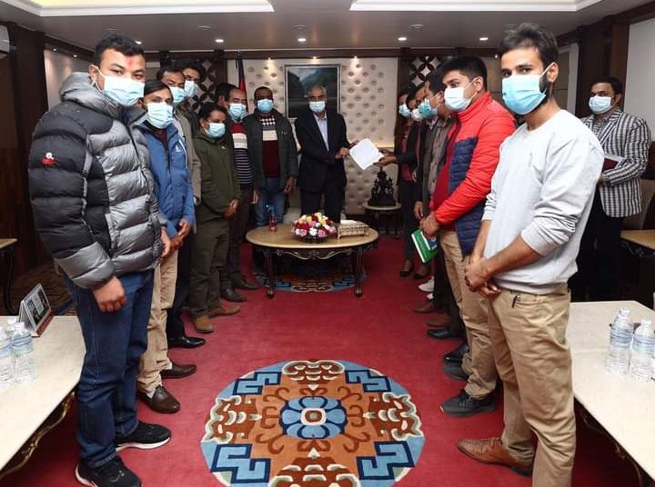 पेट्रोलियम पदार्थको मूल्य वृद्धि फिर्ता गर्न ६ विद्यार्थी संगठनले प्रधानमन्त्रीलाई ज्ञापनपत्र