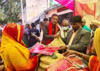 मेयर मण्डलद्वारा छठ पर्वको लागि अतिविपन्न परिवारलाई साडी तथा सामग्री वितरण
