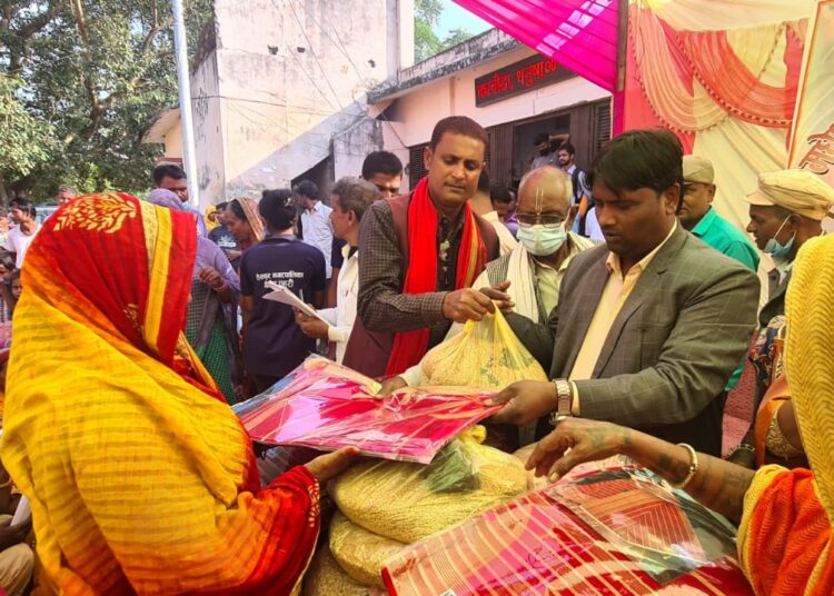 मेयर मण्डलद्वारा छठ पर्वको लागि अतिविपन्न परिवारलाई साडी तथा सामग्री वितरण