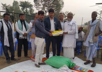 जसपा नेता यादवद्वारा आगजनी पिडित परिवारलाई राहत सामग्री हस्तान्तरण