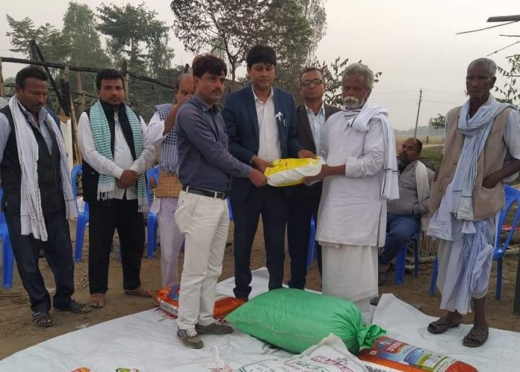 जसपा नेता यादवद्वारा आगजनी पिडित परिवारलाई राहत सामग्री हस्तान्तरण
