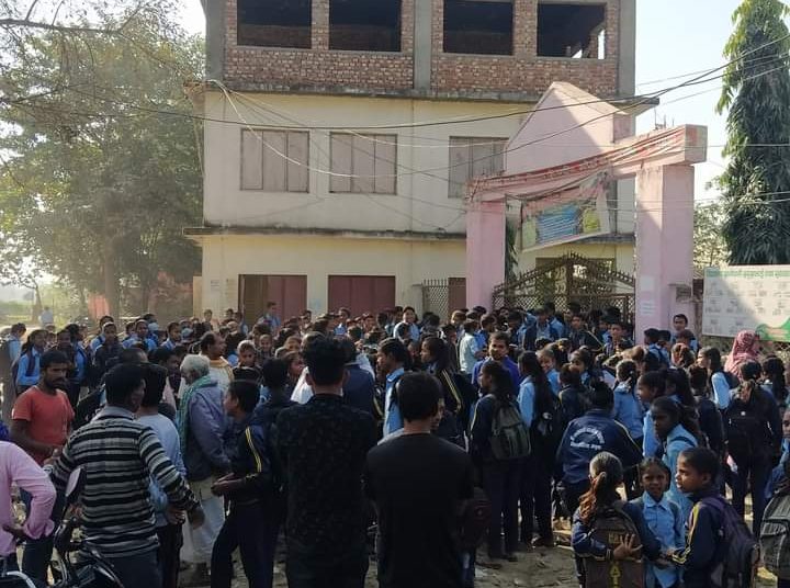 झिटकहिया स्कुल प्रअ सरुवाको बिरोधमा विद्यार्थीहरु आन्दोलित