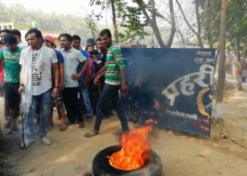 दुर्घटनापछि उत्पन्न तनावका बीच स्थानीयद्वारा प्रहरी चौकीमा तोडफोड