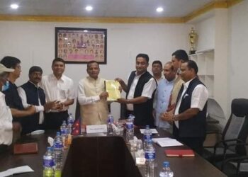 मधेश सरकारको नयाँ दरबन्दी संरचना तयार समितिद्वारा मुख्यमन्त्री राउत समक्ष प्रतिबेदन पेश
