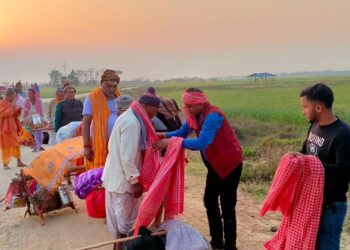 युवा नेता यादवले कफला बाबाहरुलाई गम्छा लगाई स्वगत सहीत आशिर्वाद ग्रहण