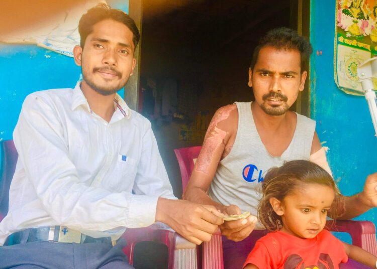 छठु महतो लाई अर्थिक सहयोग