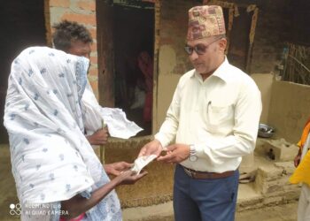 लहान २४ का मृतक परिवारलाई क्रिया खर्च दिन मेयर चौधरी पीडितको घरमा
