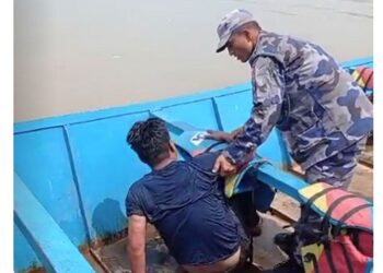 सप्तकोशी नदीमा हाम फालेका एक व्यक्तिलाई सशस्त्र प्रहरीले गरे उद्धार