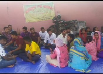 सिरहाको बरियारपट्टीमा करारका कर्मचारीहरु ४ दिन देखि निरन्तर धर्नामा