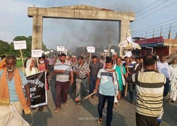 हटाइएका करार कर्मचारी द्वारा मसाल जुलुस पर्दर्शन