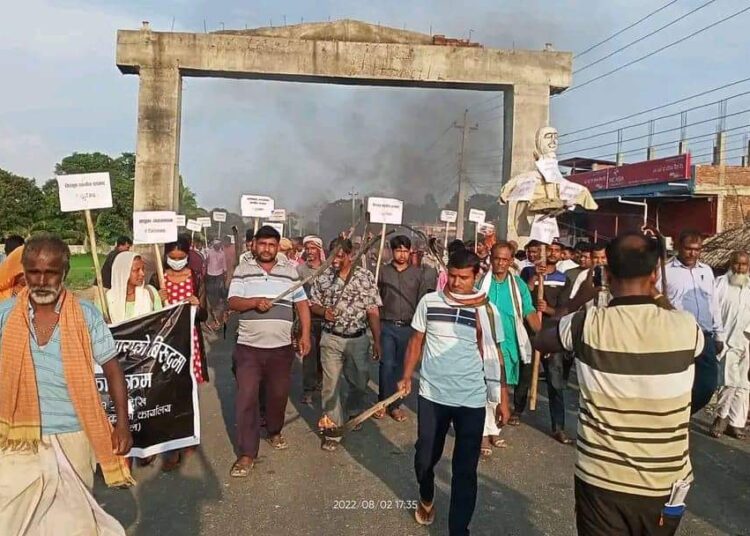 हटाइएका करार कर्मचारी द्वारा मसाल जुलुस पर्दर्शन