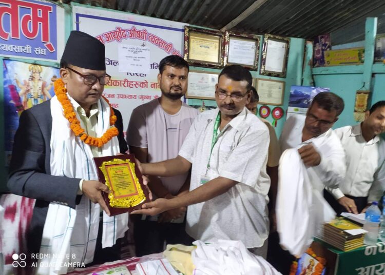 नेपाल आयुर्वेद औषधी ब्यवसायी संघद्वारा मेयर चौधरीलाई सम्मान