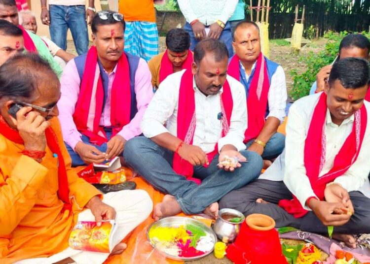 जसपा नेपालका मधेस प्रदेश परिषद सदस्य साहद्वारा रामजानकी मन्दीरको पर्खालको शिलान्यास