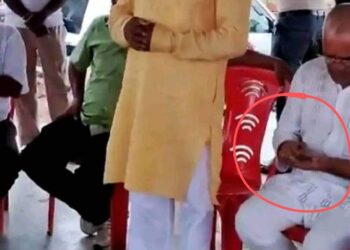 सार्वजनिक स्थलमै गरे मन्त्री यादवले धूम्रपान