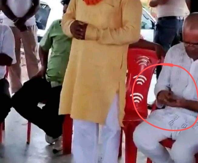 सार्वजनिक स्थलमै गरे मन्त्री यादवले धूम्रपान