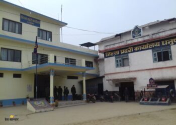अनग्रल पर्चा पम्लेट टाँस्ने दुई जना पक्राउ