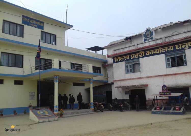 अनग्रल पर्चा पम्लेट टाँस्ने दुई जना पक्राउ
