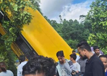 पोखरामा २२ विद्यार्थी सवार स्कुल बस पल्टियो