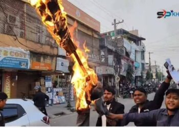 जनकपुरमा युवाहरुले गृहमन्त्रीको पुत्ला जलाइयो