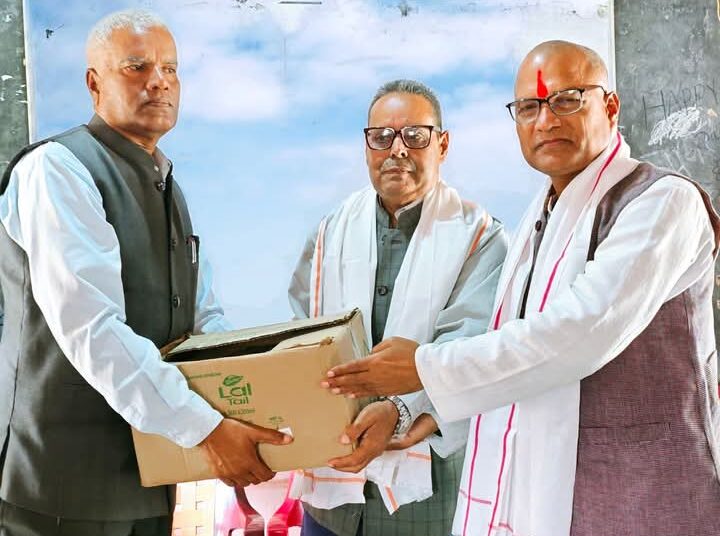 प्रा डा झाद्वारा विद्यालयलाई किताब सहयोग