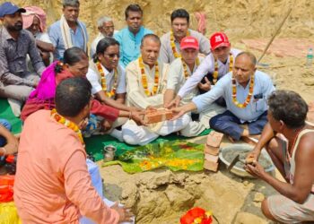 प्रदेश सांसद यादवद्वार एक दिनमा दुई विद्यालय भवनको शिलान्यास