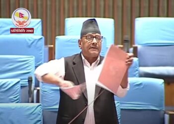 सांसद थापाले च्याते संसदभित्रै बजेट किताब