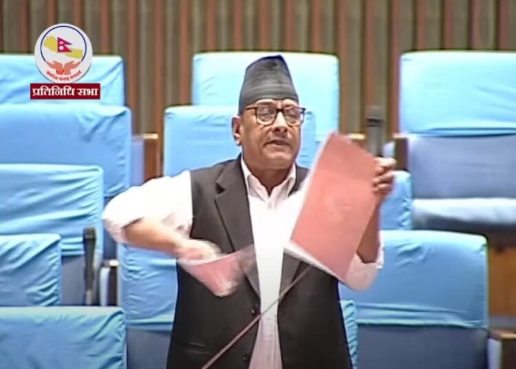 सांसद थापाले च्याते संसदभित्रै बजेट किताब