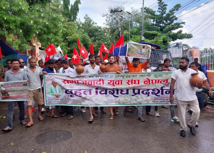 पानी दे सरकार भन्दै समाजवादी युवा संघ नेपालद्वारा जनकपुरमा विरोध प्रर्दशन