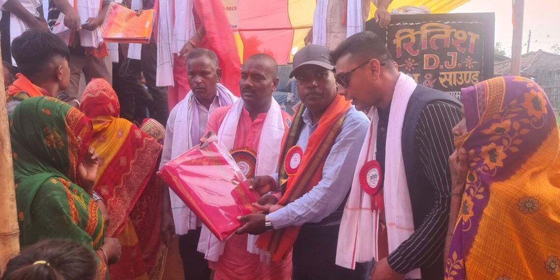 छठ पर्वको अवसरमा गरिब तथा दलित महिलाहरुलाई साडी वितरण