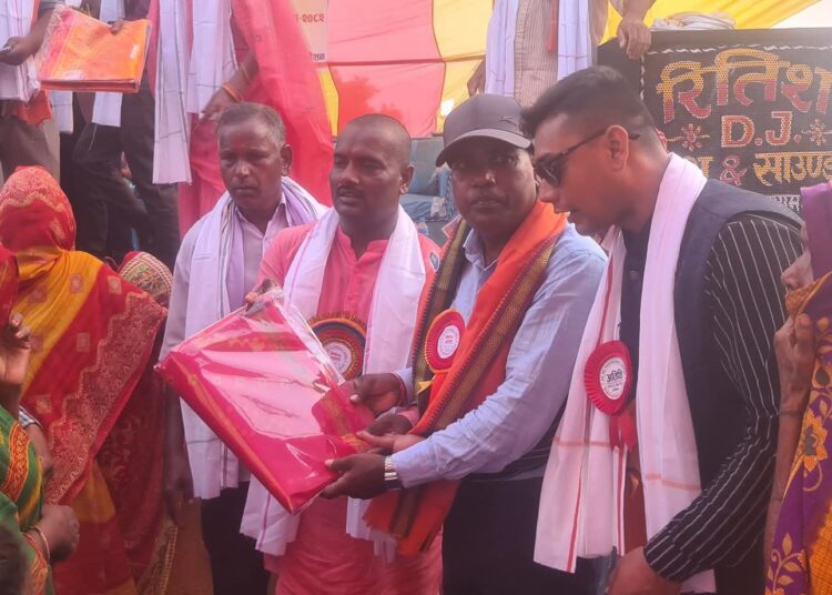 छठ पर्वको अवसरमा गरिब तथा दलित महिलाहरुलाई साडी वितरण