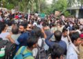 ककरोच पार्टीको दिल्लीमा उग्र प्रदर्शन, संसद् भवन छिर्न खोज्दा संस्थापक पक्राउ