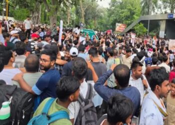 ककरोच पार्टीको दिल्लीमा उग्र प्रदर्शन, संसद् भवन छिर्न खोज्दा संस्थापक पक्राउ