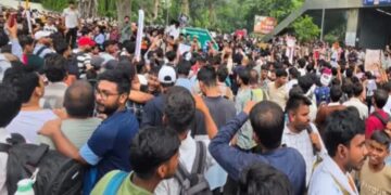 ककरोच पार्टीको दिल्लीमा उग्र प्रदर्शन, संसद् भवन छिर्न खोज्दा संस्थापक पक्राउ