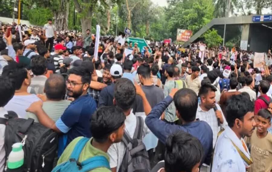 ककरोच पार्टीको दिल्लीमा उग्र प्रदर्शन, संसद् भवन छिर्न खोज्दा संस्थापक पक्राउ