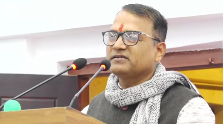 जलवायु परिवर्तनबारे विद्यार्थीलाई सचेत गराउँदै सभामुख यादव